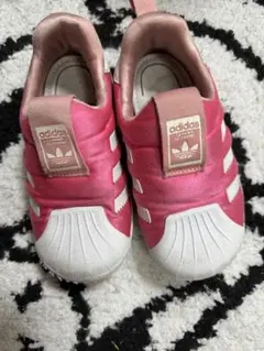 adidas ピンク スリッポン