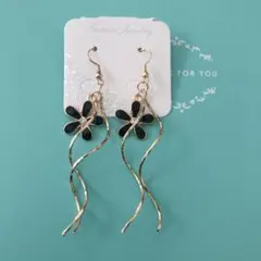 ハンドメイドピアス❤️黒のお花×ダブルひねりチャームピアス❤️フラワーピアス　揺れる