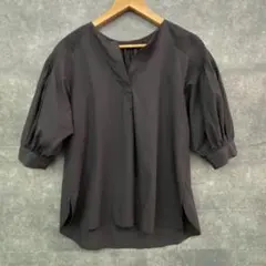 美品 UNFILO アンフィーロ ピンタックブラウス パフスリーブ 黒のサムネイル