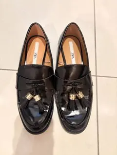 ZARA ブラック タッセル　エナメル　ローファー