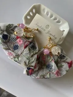 セール品　インド刺繍リボンピアス　イヤリング