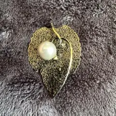 葉ブローチ クリスタル装飾