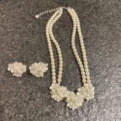 パールフラワーモチーフネックレスとピアスセット
