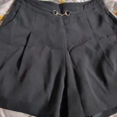 黒 フロントタック ショートパンツ