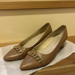 ベージュ ポインテッドトゥパンプス 低ヒール チェーン装飾