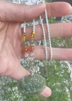 【鑑定書付き】天然和田玉 花彫刻 ペンダントトップ（グリーン）