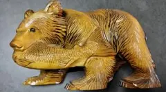 木彫りの熊 鮭くわえ 台座付き 約30cm 置物 インテリア