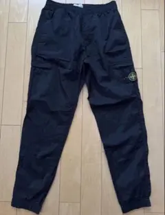 美品】夏でも履けるSTONE ISLAND ブラックカーゴパンツ - メルカリ