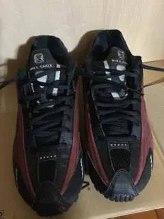 Nike Shox R4ブラック/バーガンディ スニーカー25cm