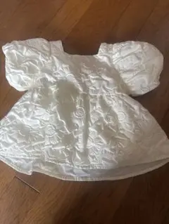 ベビー服　90cm エンボスフラワー　ホワイト　パフ袖