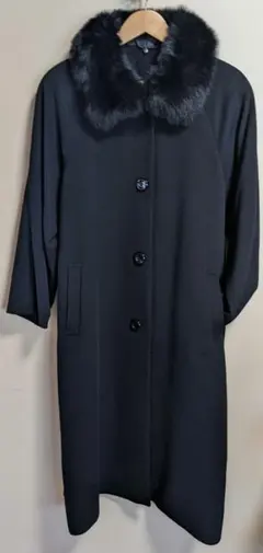 ファー襟付き黒ロングコート