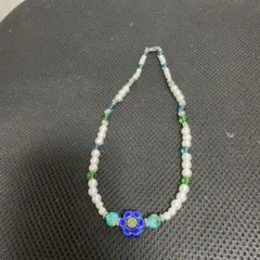 花モチーフのビーズネックレス