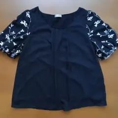 axes femme ブラック花刺繍　フレアスリーブTシャツ　Mサイズのサムネイル