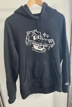 NIKEのワニグラフィック ブラックパーカー