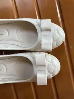 Ferragamo ベージュ キルティング フラットシューズ 5C