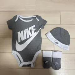 NIKE グレー ロンパース 0-6M 帽子・靴下つき3点セット