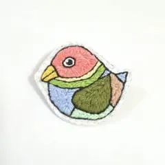 カラフル鳥さんのハンドメイド刺繍ブローチ