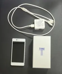 (ほぼ未使用)SIMフリースマホ 富士通 TONE ｍ17 ホワイト 箱、充電付