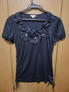 TO BE CHIC トゥービーシック　フラワーモチーフ ブラック カットソー