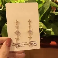 ビジューピアス 揺れるミニマルデザイン｜韓国トレンド 上品 ピアス