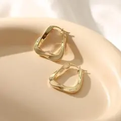 数量限定　ピアス フープピアス 金属アレルギー対応　レディース　ツイスト