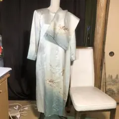 淡い青色の刺繍ロングドレス