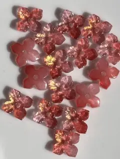 花形濃いピンクガラスビーズ約１００個