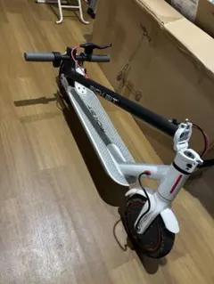 「ジャンク」E-Scooter 折りたたみ式 ホワイト/ブラック