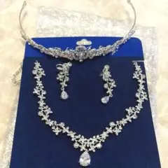 ウェディング3点セットKブライダル結婚式イヤリングネックレス 低めティアラ