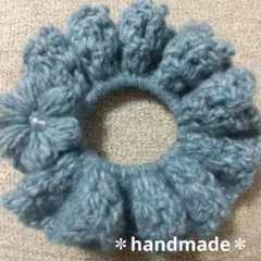 ぷっくりフラワーモチーフ付きくすみブルーミックスカラーのフリルシュシュ