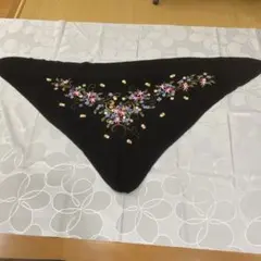 花柄刺繍の黒い三角ストール