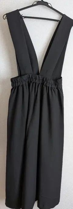 黒いVネックサロペット