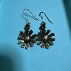 花デザインの金属製ピアス