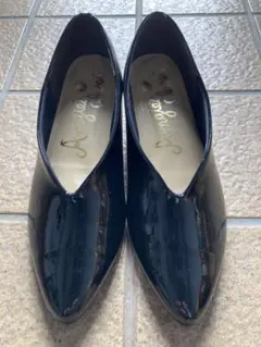 ヒールが可愛いエナメル感あるパンプス