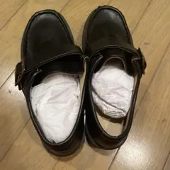 黒いレザー ストラップ付きローファー