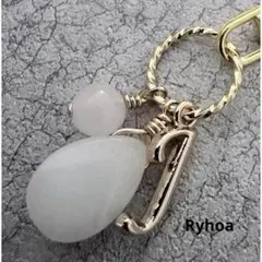 お守りみたいな天然石イニシャルチャーム✧バッグチャーム キーホルダー 白系