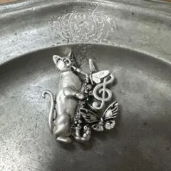 サックスを吹くネコと蝶　ビンテージ風　ブローチ