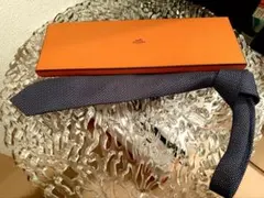 あ*ん様 HERMES イヤホンネイビーブルー シルク100% スリム　ネクタイのサムネイル