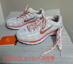 NIKE P-6000 ホワイト スニーカー　ナイキロゴ入りシューレース付きのサムネイル