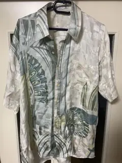 シルキーな柄シャツ