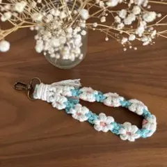 【値下げ中】フラワー携帯ストラップ　フリンジ付き　マクラメ編み　ハンドメイド