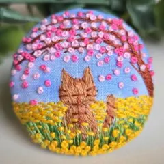 #137　風景　桜　猫　刺繍ブローチ　ハンドメイド　くるみボタン