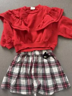 赤フリルトレーナーとチェックスカートセット