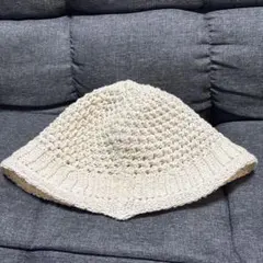 クリーム色の編み物バケットハット
