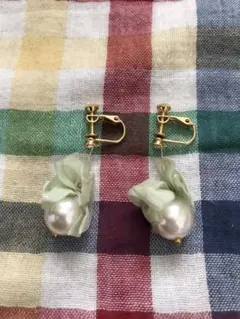 パール系 イヤリング シフォンリボンのサムネイル
