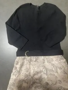 黒の七分袖ニットワンピース 花柄スカート