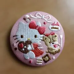 ハローキティ　刺繍　缶バッジ