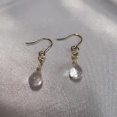 透明な ドロップ型ピアス ゴールド