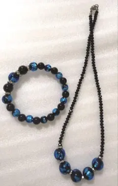 黒と青のビーズブレスレットとネックレスセット