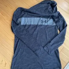 Under Armour フード付きパーカー ダークグレー